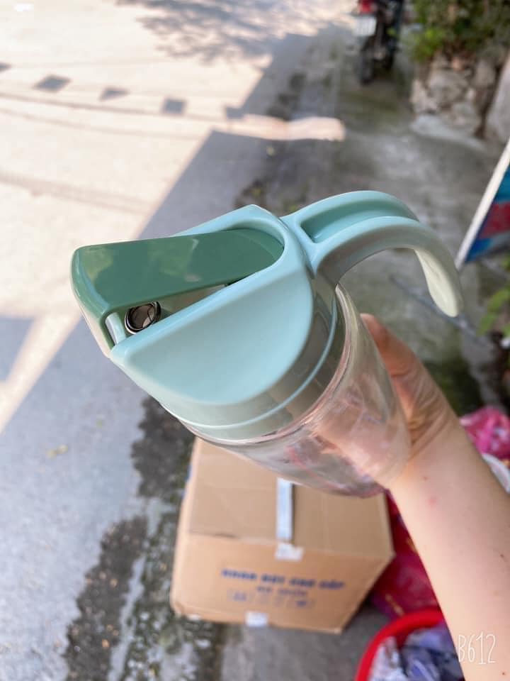 bình thủy tinh rót dàu